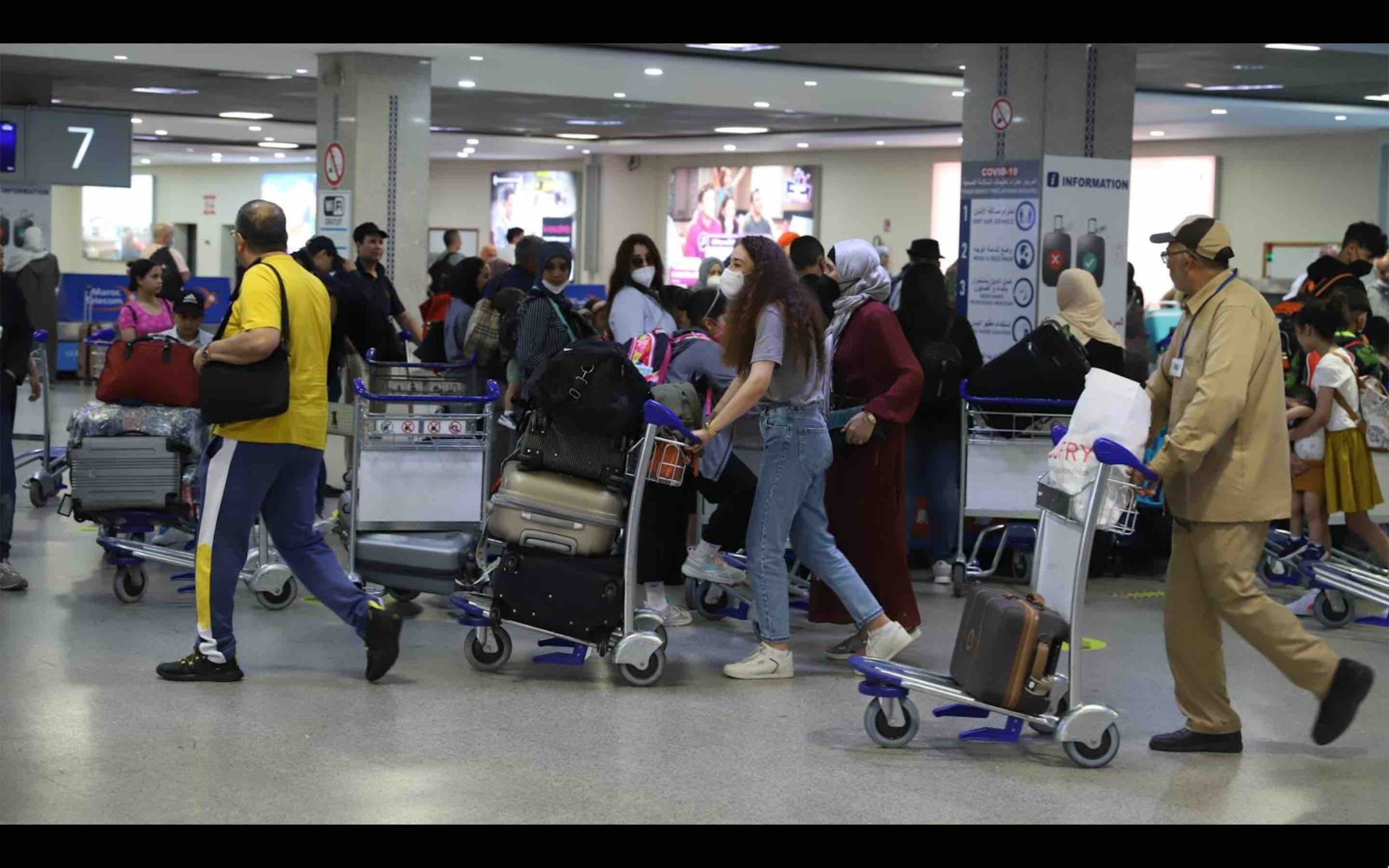 Maroc aéroport valises voyage voyageurs