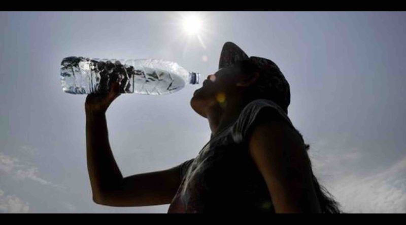 boire bouteille eau chaud chaleur canicule