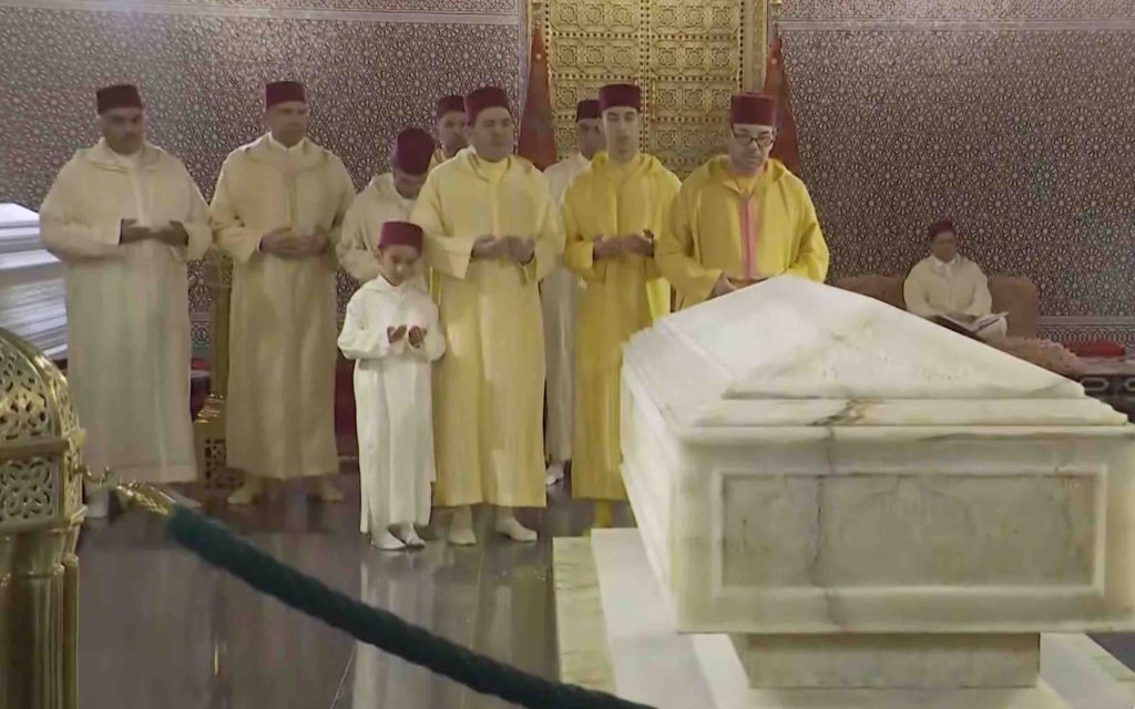 (Vidéo) Mohammed 6 se recueille sur la tombe de Mohammed 5