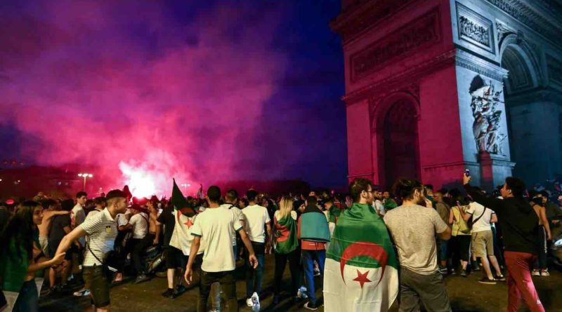 rassemblement supporters Paris arc de triomphe