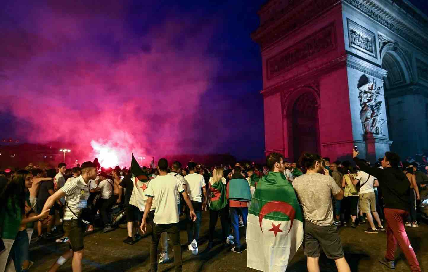 rassemblement supporters Paris arc de triomphe
