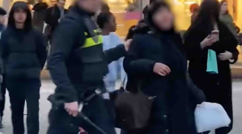 (Vidéo) Pays-Bas : un policier frappe une femme musulmane
