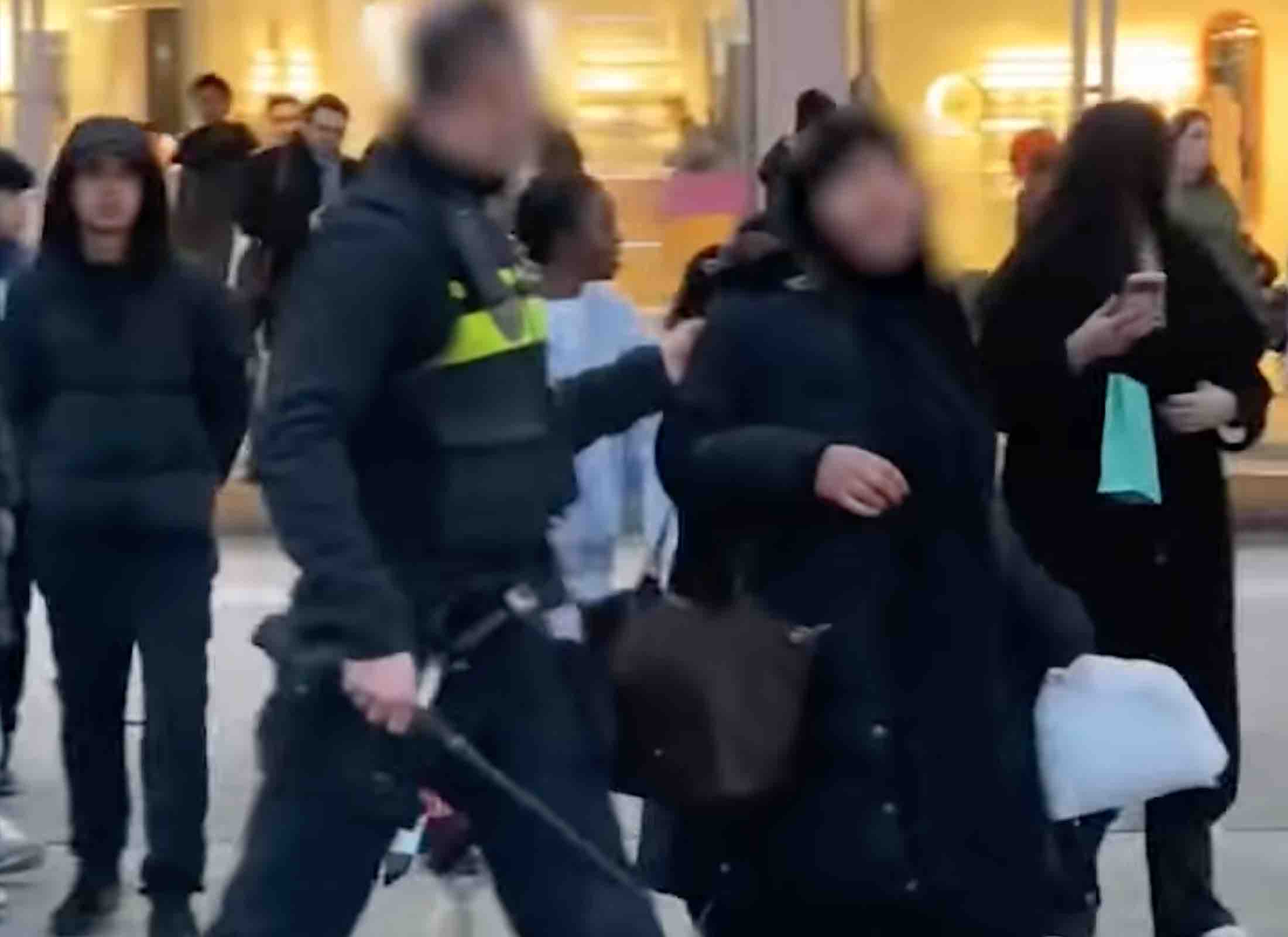 (Vidéo) Pays-Bas : un policier frappe une femme musulmane